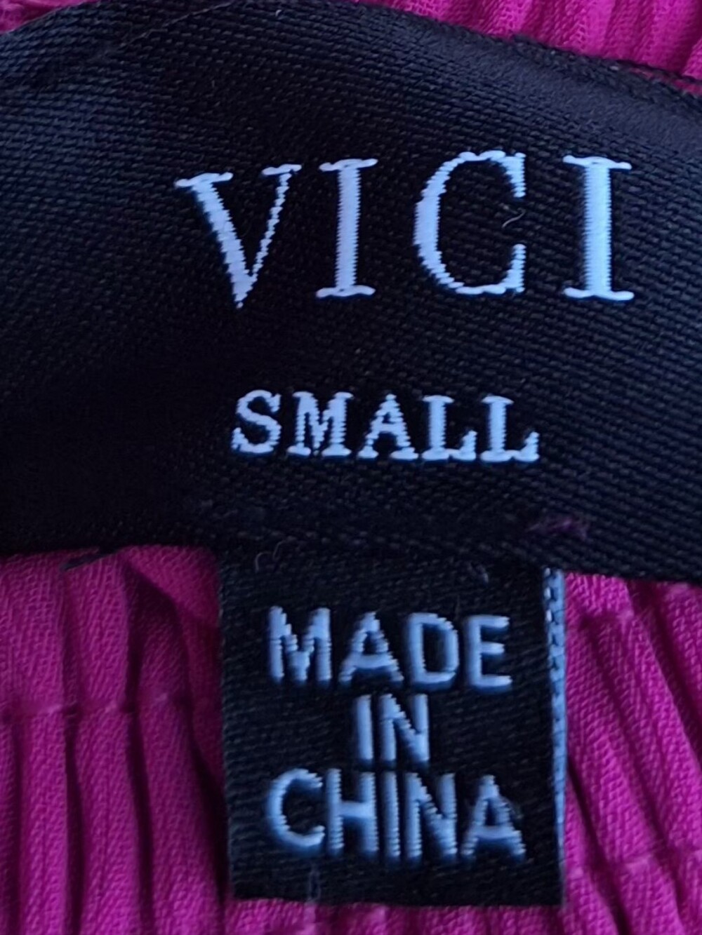 Vici Intense fuchsia midi dress, crafted from pleated fabric - Picture 8 of 9